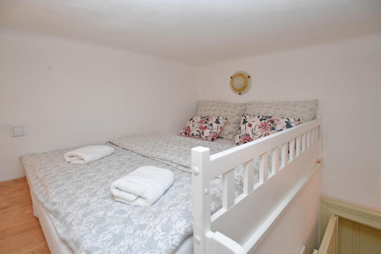 Lovely Little Cosy Apt In Прага Екстер'єр фото